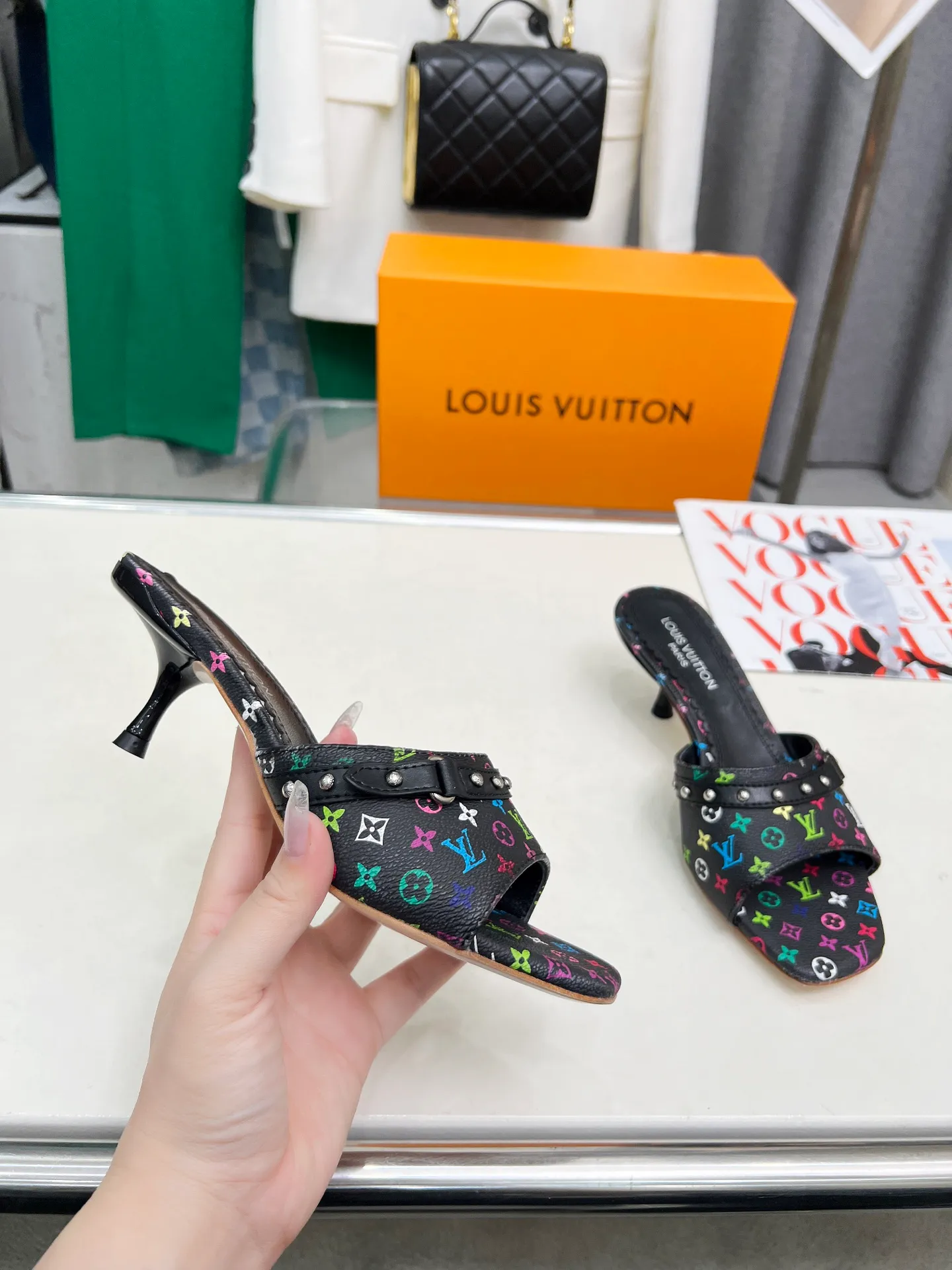 👟👟Ex-factory price 440👟👟 LV new denim kitten heel slippers 2025 summer must-have for goddesses, original replica, super comfortable on the feet. Show off the queen's temperament, the heel height is 5.5CM, which shows your temperament without being tiring. Standard code: 35-42 (41 and 42 codes are customized, non-returnable and non-exchangeable)